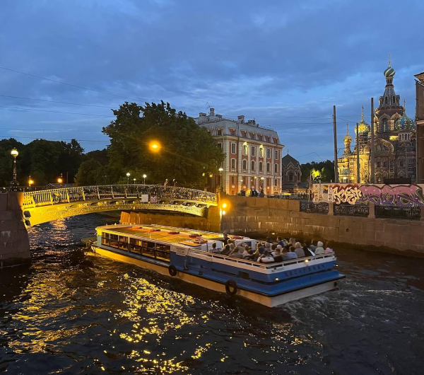 По волнам... Белые ночи в Санкт-Петербурге.