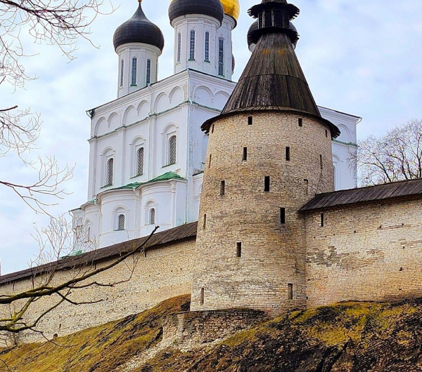 Зимняя прогулка по Псковской земле (Новая программа с экскурсией на производство купца Лапина + обед)